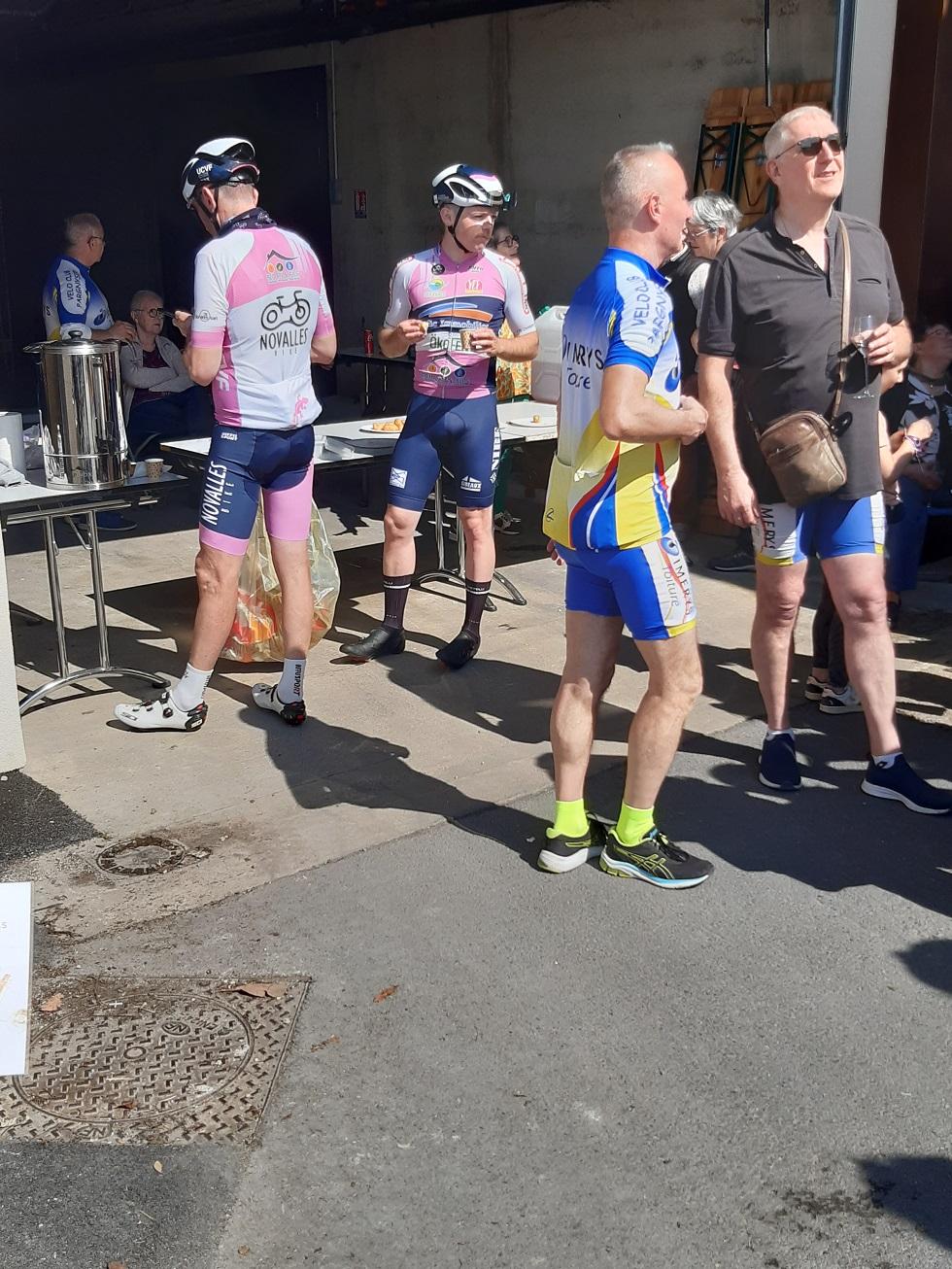 Arrivée de quelques cyclos