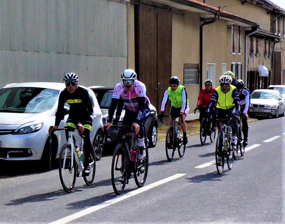 Groupe de cyclistes sur le 90 Kms